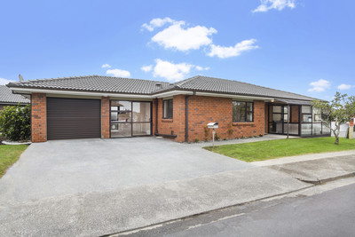 Villa with double garage